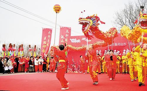 2月10日，隆尧县群众在迎新春联欢会上进行舞龙表演。