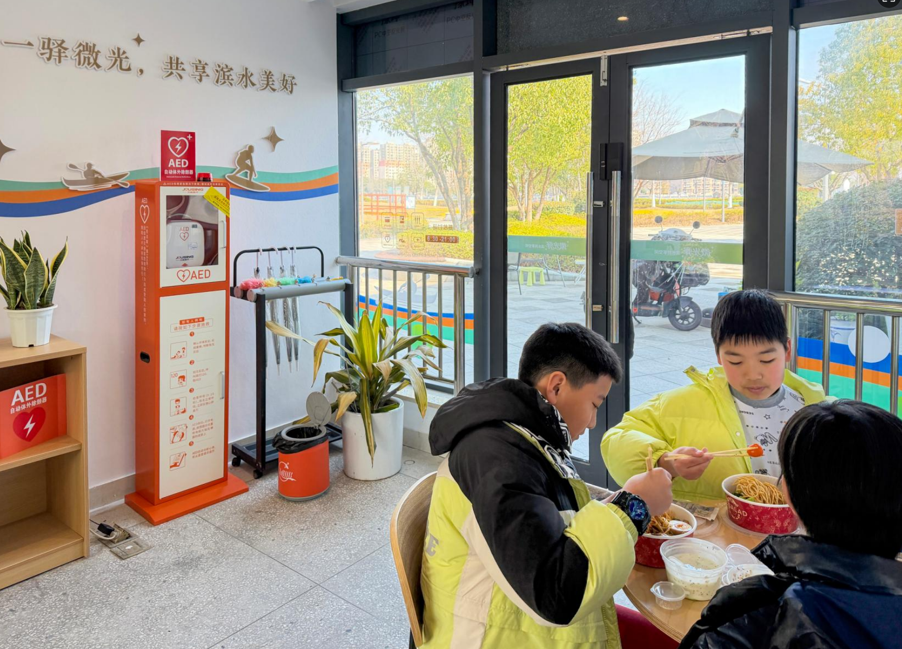 孩子们在微光驿休息