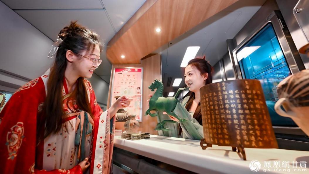 甘肃文物复制品、文创产品搬上高铁列车