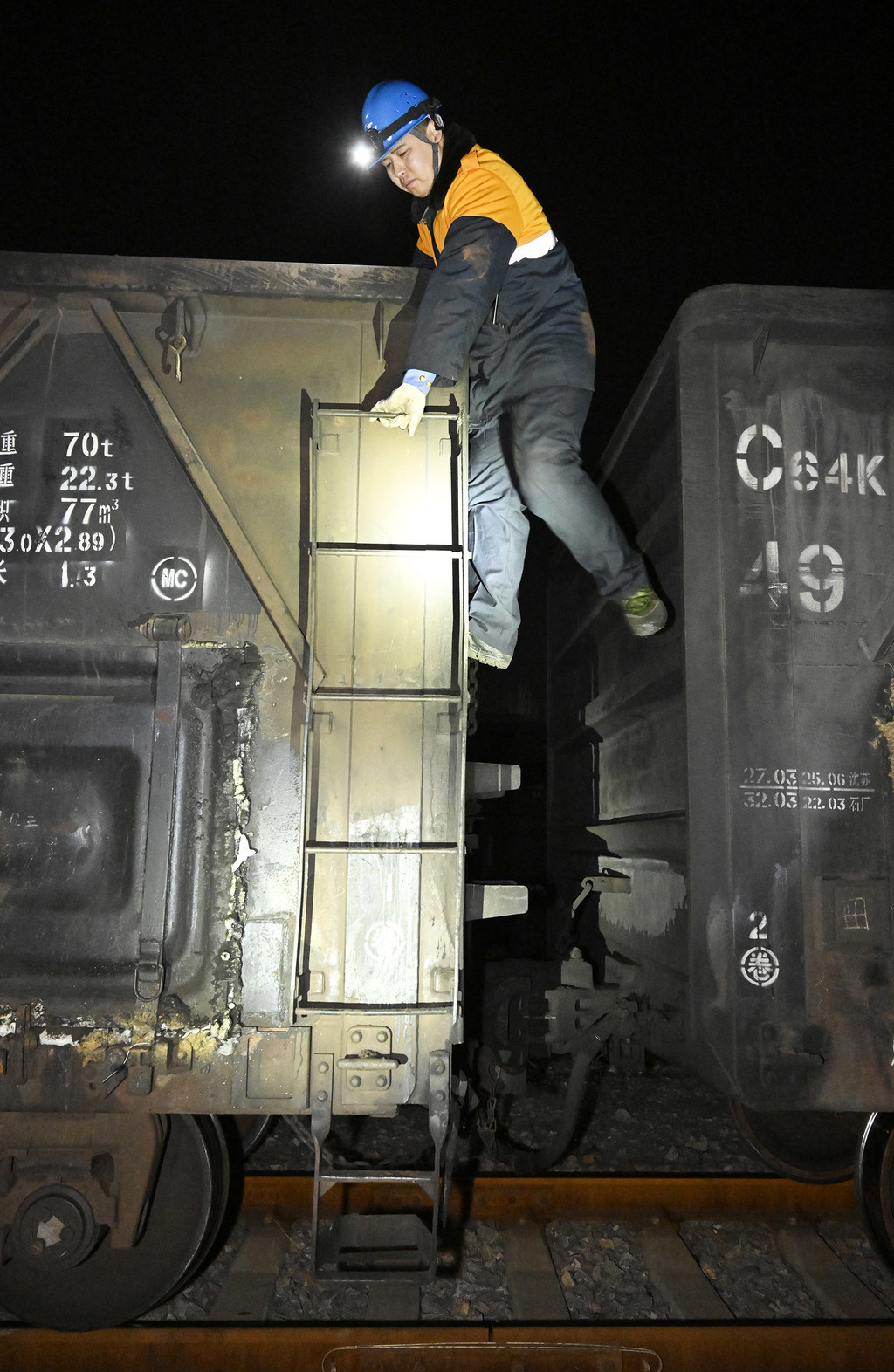2月10日，孔明烨登车检查卷钢重车的装载状态。