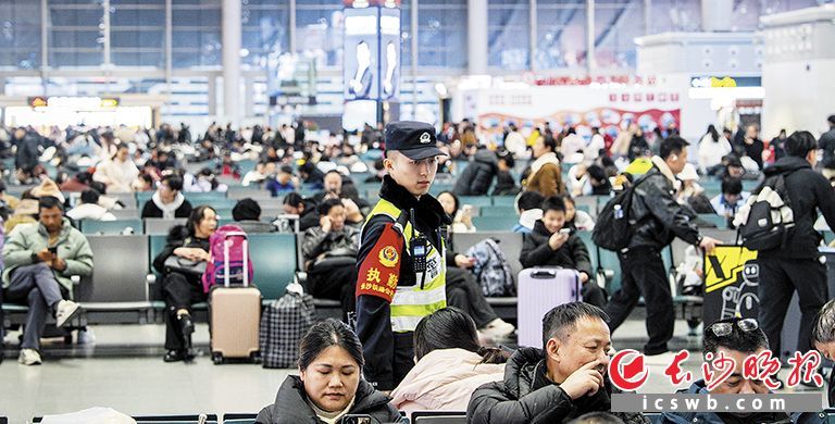 长沙南站派出所“00后”新警彭茂堃，正经历从警生涯中的第一个春运。长沙晚报全媒体记者 张洋子 摄
