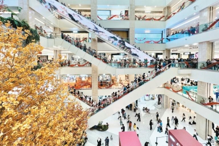 西安赛格国际购物中心内人潮涌动。（资料图片）