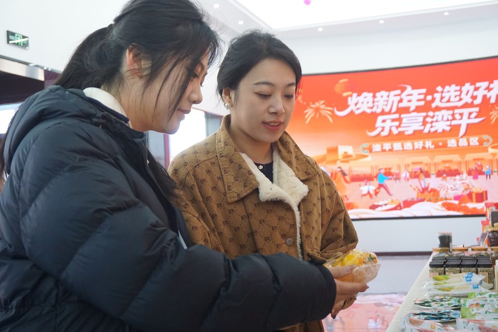 消费者正在挑选优质农产品。