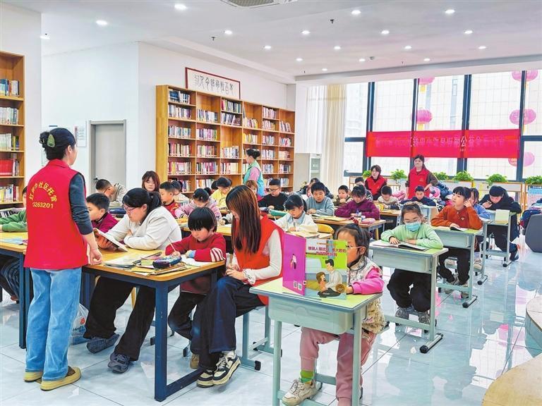 营门滩社区，大学生志愿者辅导孩子进行阅读。新甘肃&middot;甘肃日报记者　王聪