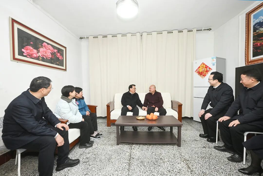 2月12日，在沙坪坝区石井坡街道，市委书记袁家军看望慰问困难群众。记者 苏思 摄/视觉重庆