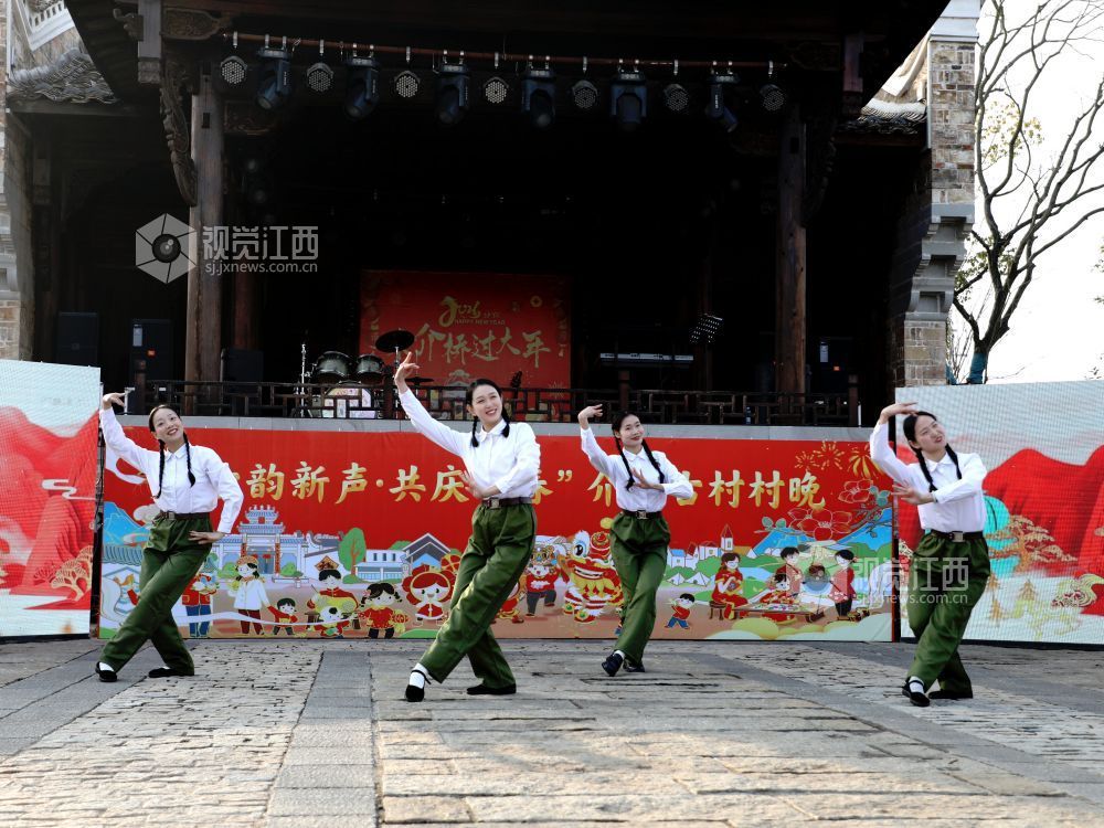 江西分宜:古村村晚贺新春(图)