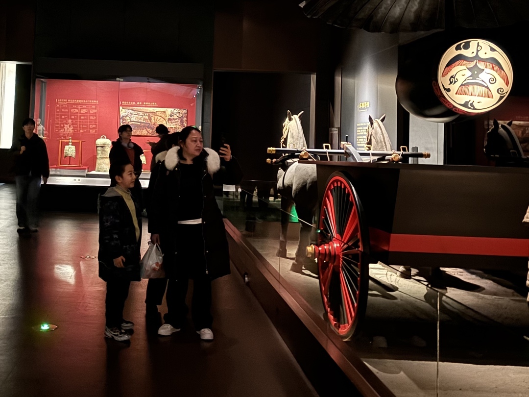 博物馆内的车马器具展示着王侯出行的场景（刘文琴 摄）