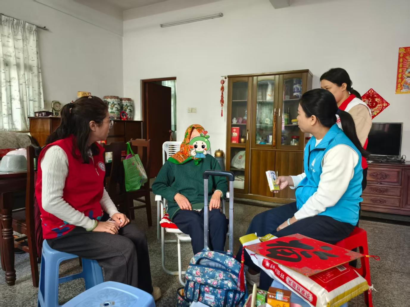 慰问组一行带着沉甸甸的爱心物资，敲开了一户户困难家庭的门。每到一户，工作人员都与老人促膝长谈，关切询问身体状况、取暖情况和生活所需；面对孩子们，大家俯下身子，轻声细语地了解他们的学习进展和成长烦恼，并鼓励他们勇敢追梦、乐观向上。“你们来了，家里就亮堂了！”一位独居老人握着社区干部的手，眼眶湿润地说。