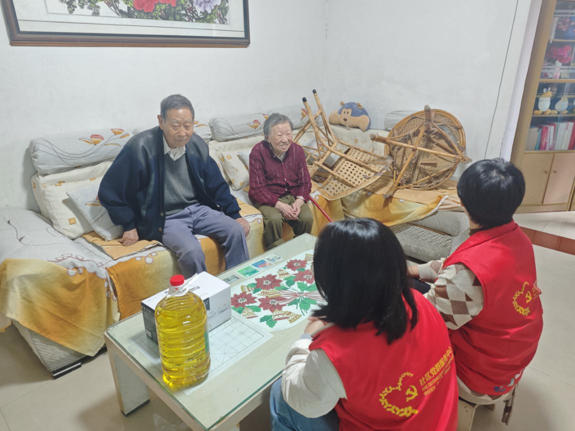 社区工作人员最初与老党员交谈