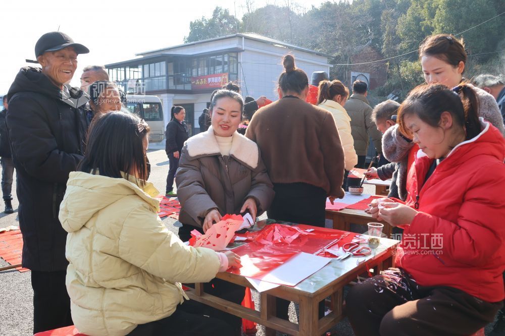 新春将至，年味愈浓。2月8日，江西省萍乡市上栗县鸡冠山乡秋江雅苑安置区开展迎新春群众文化活动，为流源水库第一批搬迁安置群众送上浓浓年味，让大家在新居感受团圆暖意与新春的喜悦。