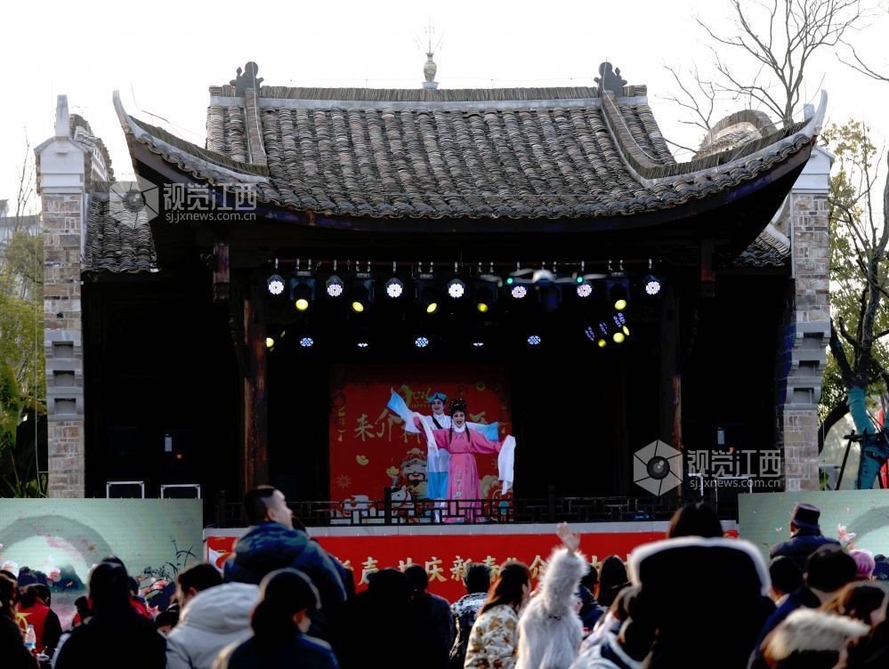 江西分宜:古村村晚贺新春(图)