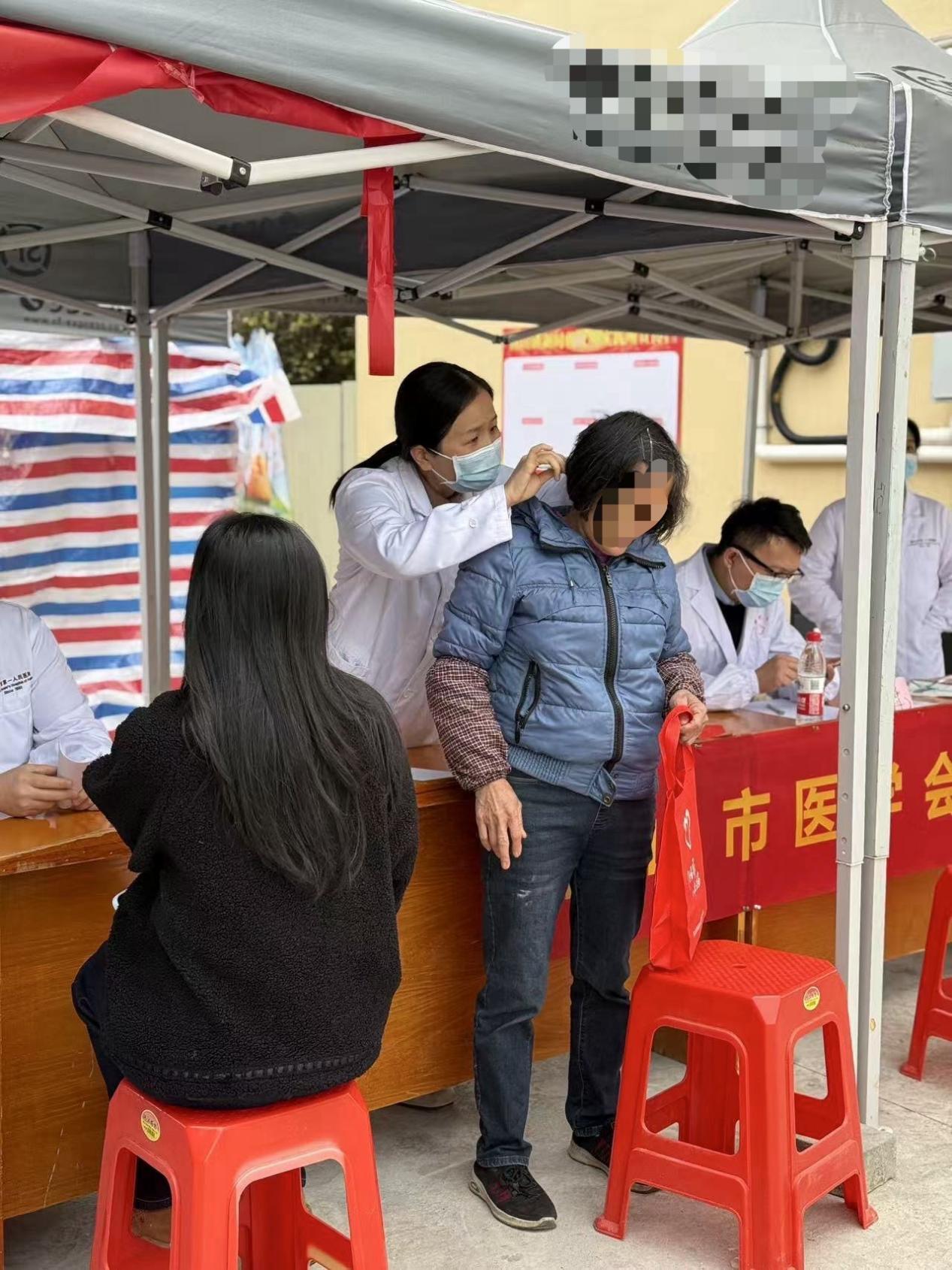 图为：下乡为村民义诊，守护群众皮肤健康。