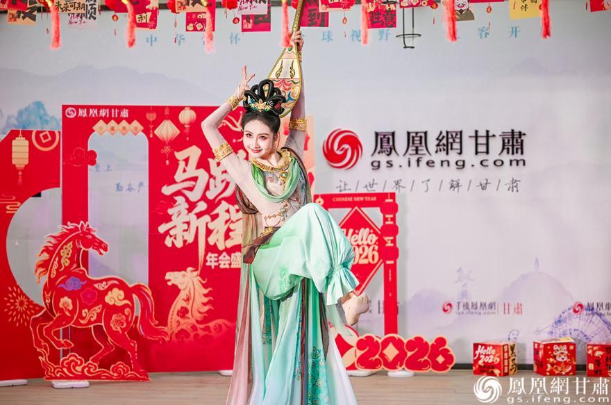 二级演员、《丝路花雨》第24位“英娘”扮演者周虹演绎反弹琵琶，惊艳全场。杨艺锴　摄