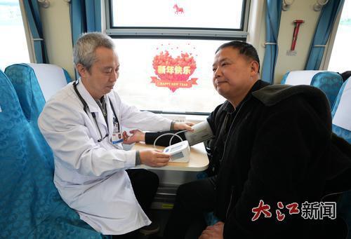 医生在给乘客做检查