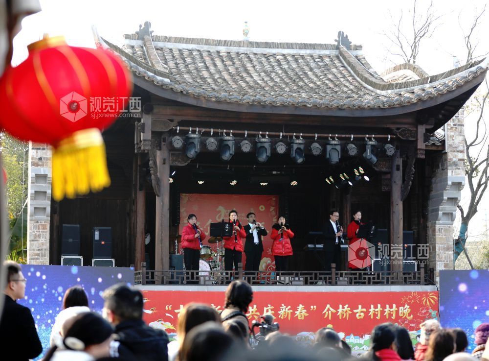 江西分宜:古村村晚贺新春(图)