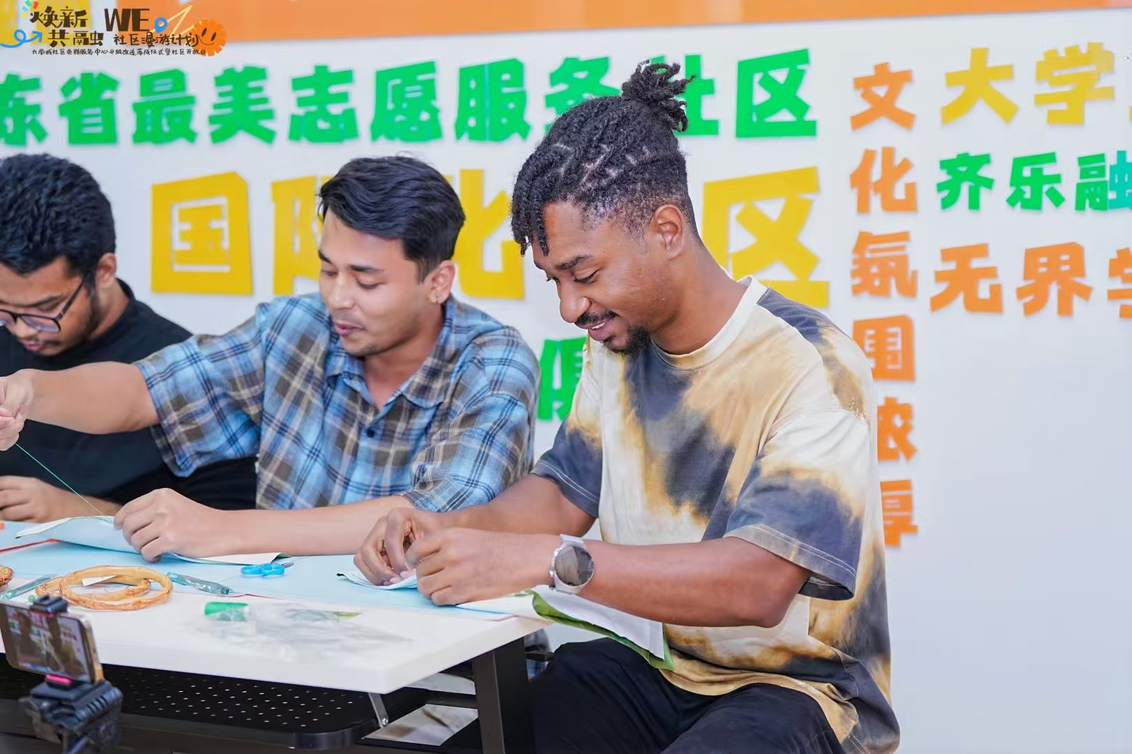 卓远在社区党群服务中心体验中国传统文化