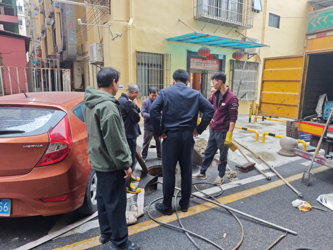 社区工作人员与物业寻找漏水原因