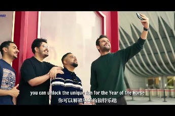 外国友人在光明过大年