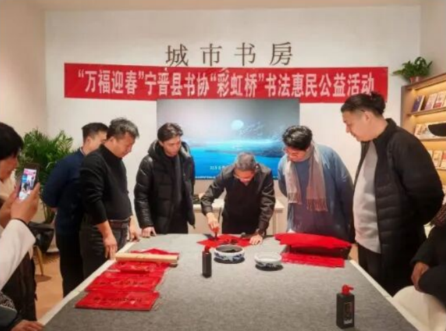 宁晋县：学子返乡 挥毫送福