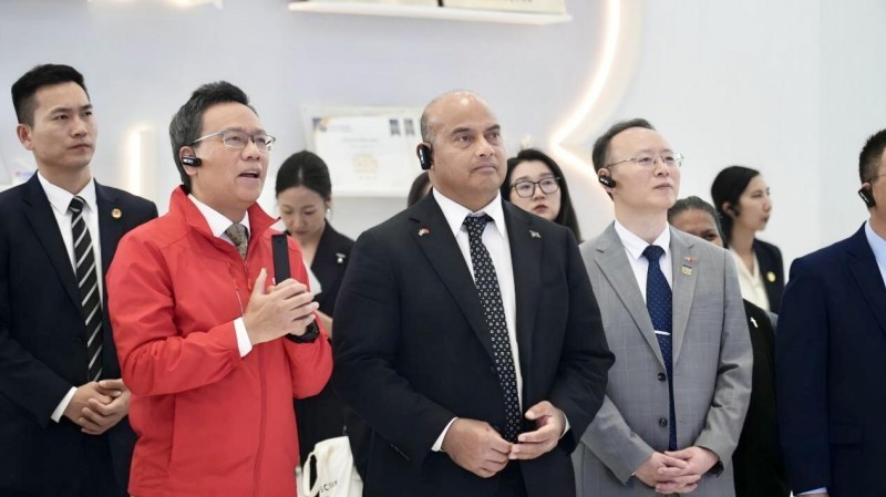 （金多多食品集团董事长马恩多与瑙鲁总统及代表团亲切交谈）