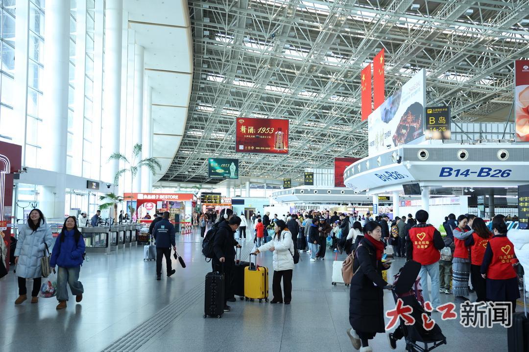 机场内，乘客们步履匆匆