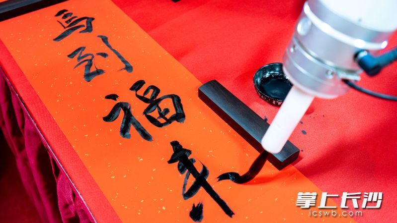 智能书法机器人现场演示毛笔书写。