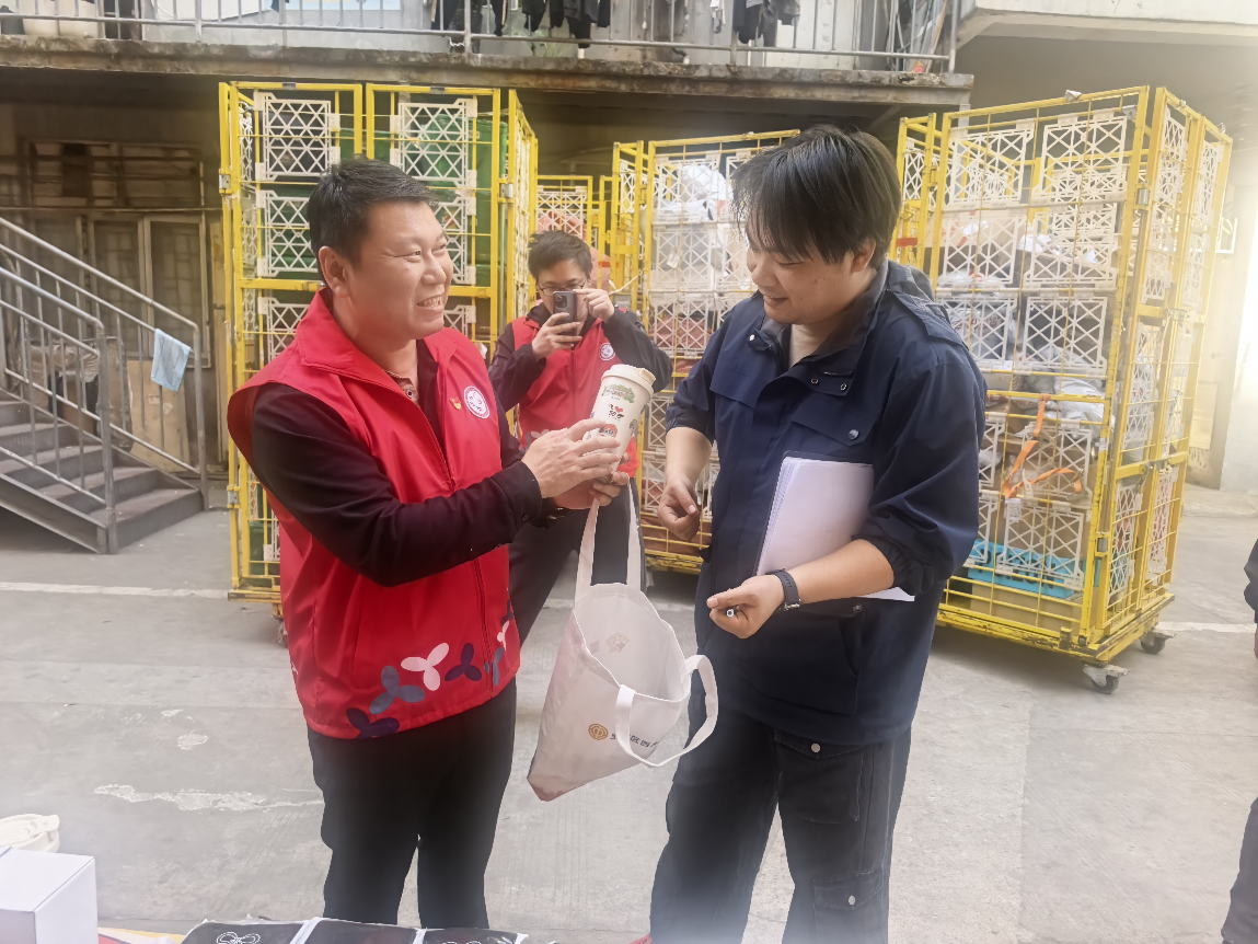 新春慰问暖人心 致敬城市奔波人——河西社区春节前走访慰问新业态新就业群体