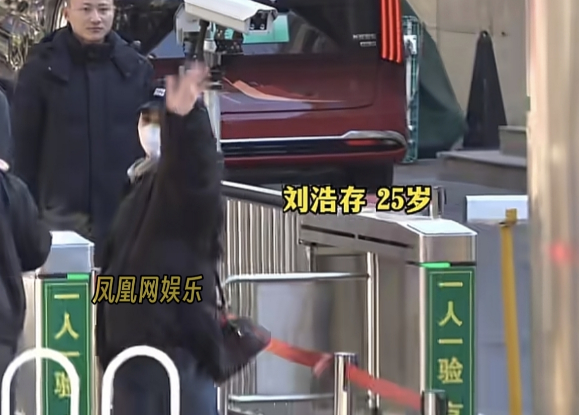 刘浩存亮相彩排，穿一身黑戴鸭舌帽十分低调。