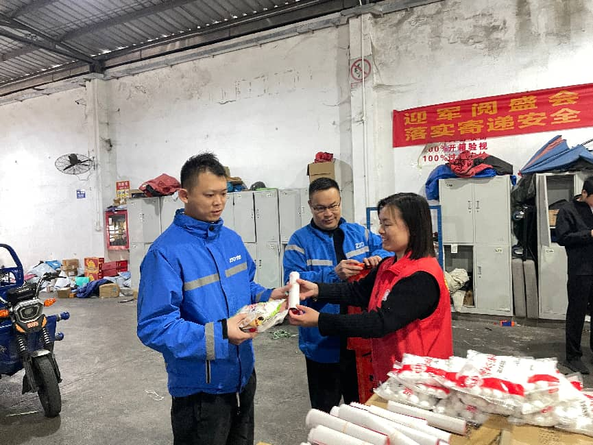 春联福字送上门 饺子汤圆暖人心 凤凰岗社区让留深建设者过个“温暖年”