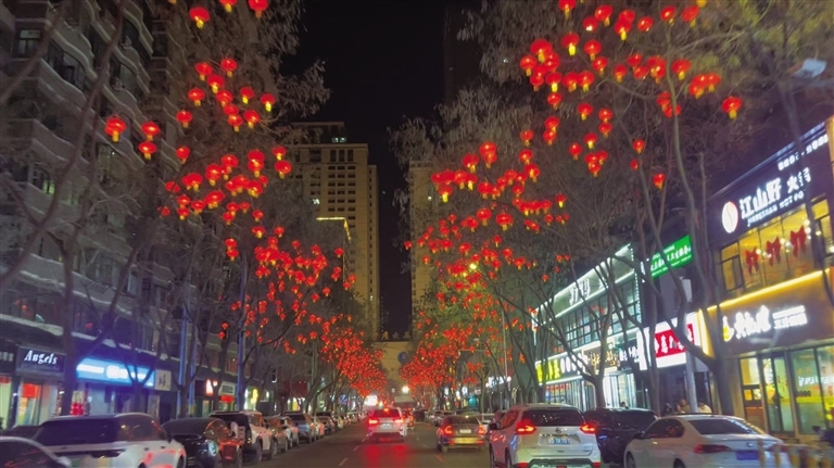 道路旁树上的红灯笼亮了