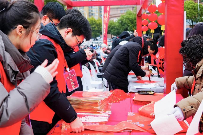 “银青连心”助力年轻干部扎根成长