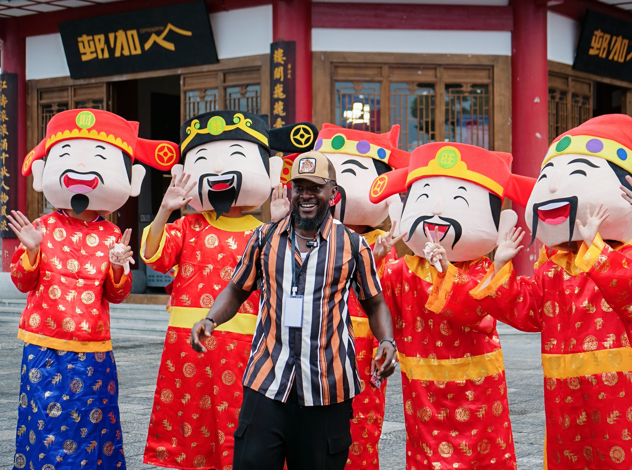 五显庙文旅街区“财神”IP吸引游客打卡合影