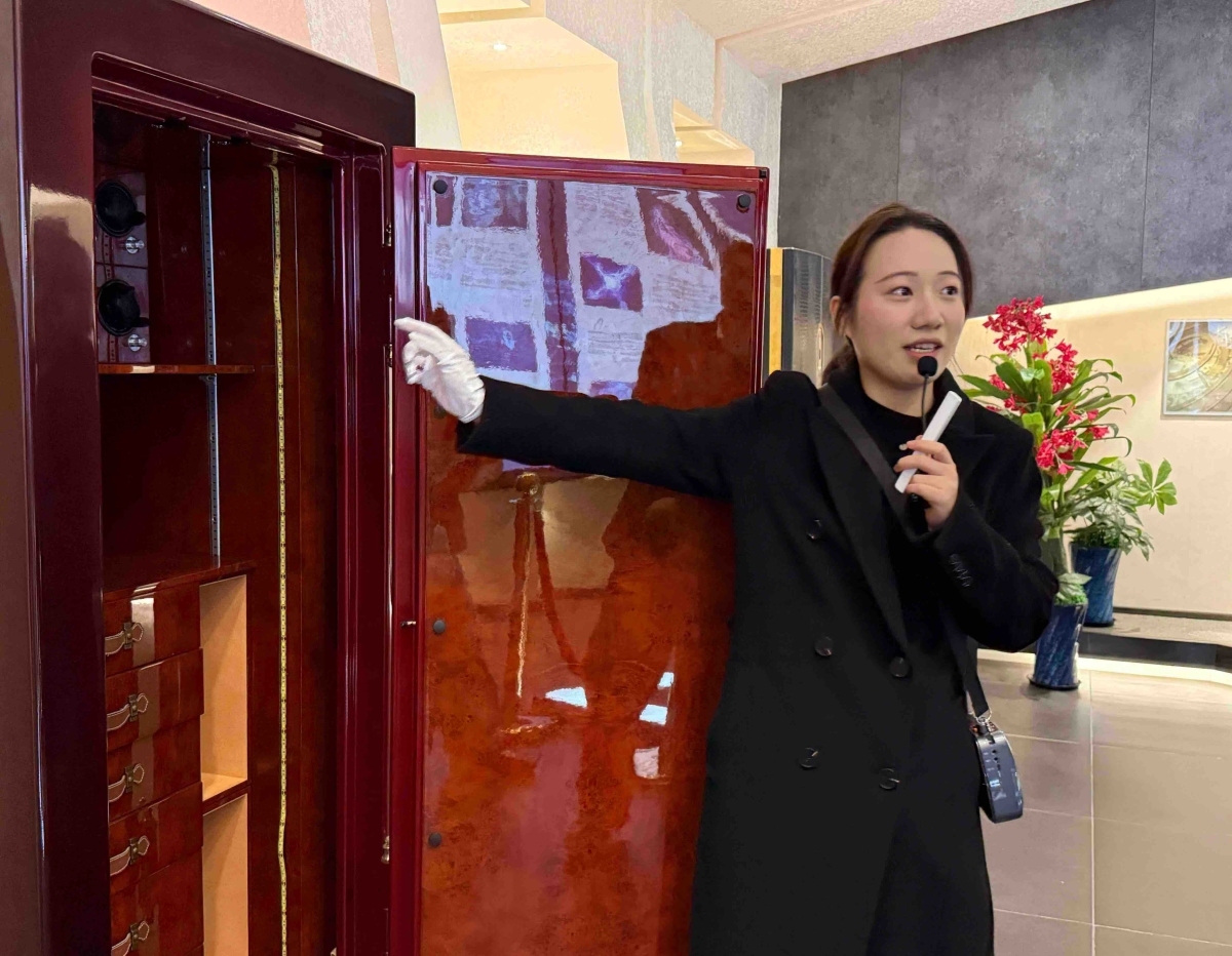 讲解员正在讲解中。