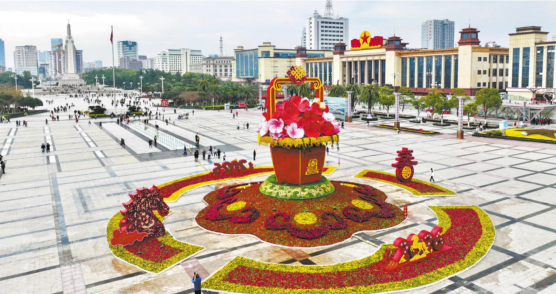 南昌八一广场春节主题花卉造型亮相（图）