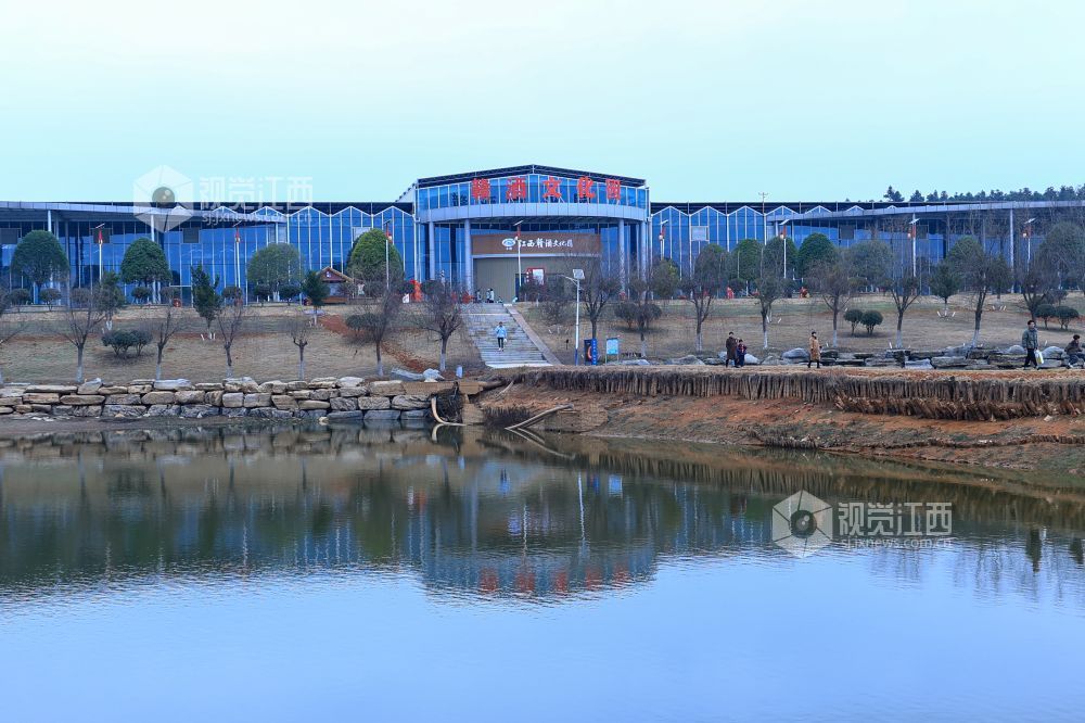 2月7日上午，赣酒文化园开园暨洞藏馆开馆仪式在江西吉安市新干县金果世界景区隆重举行，标志着这座集生产、文化、体验、度假于一体的酒文旅融合标杆项目全面迎客。