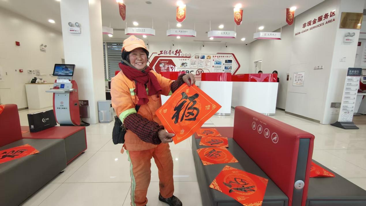 工行徐州云龙支行举办“翰墨迎春”主题写春联活动