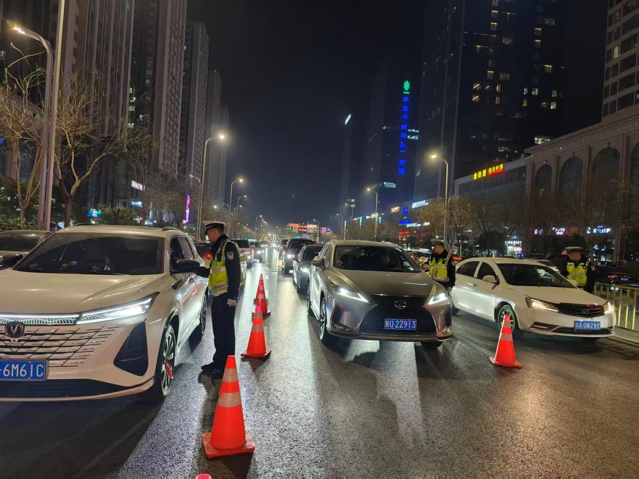 平安春运 交警同行——西安经开区多点发力筑牢春运安全防线