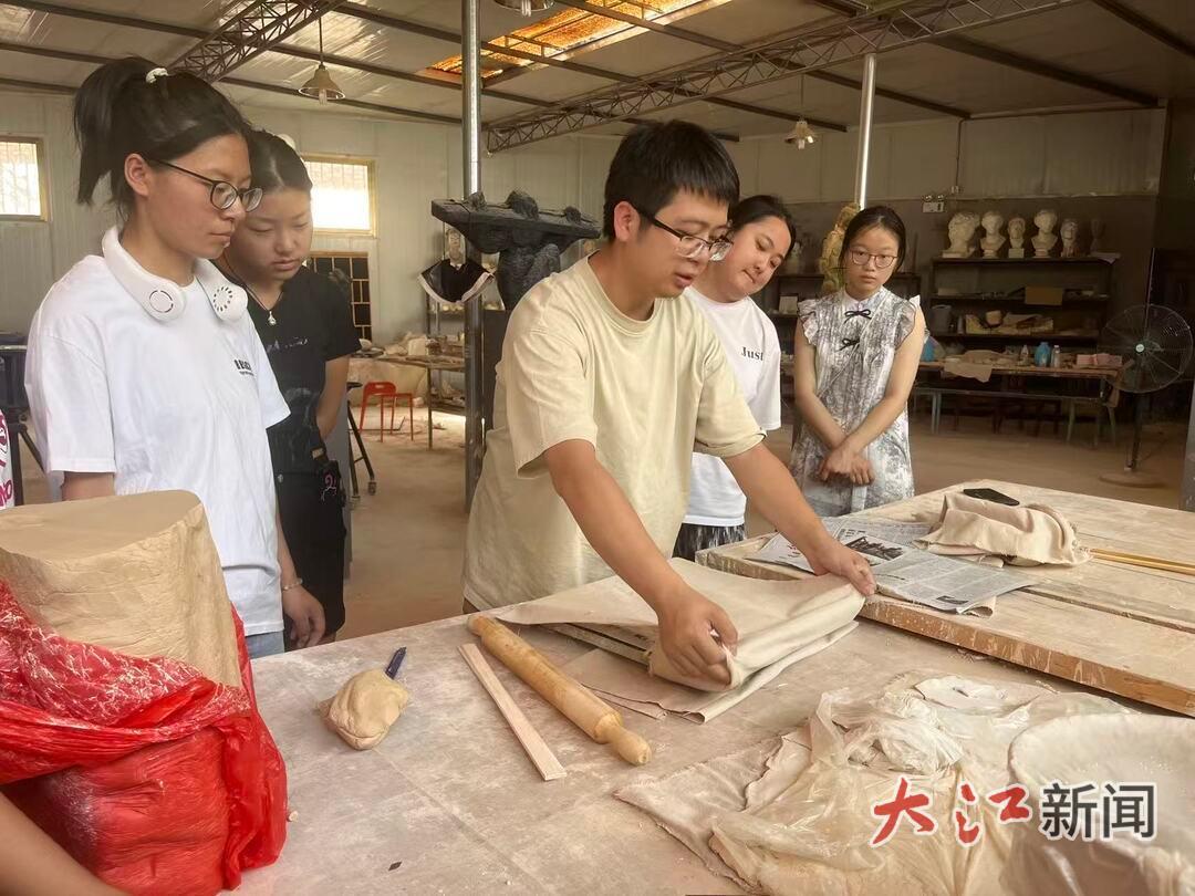 史良在陶瓷创作间