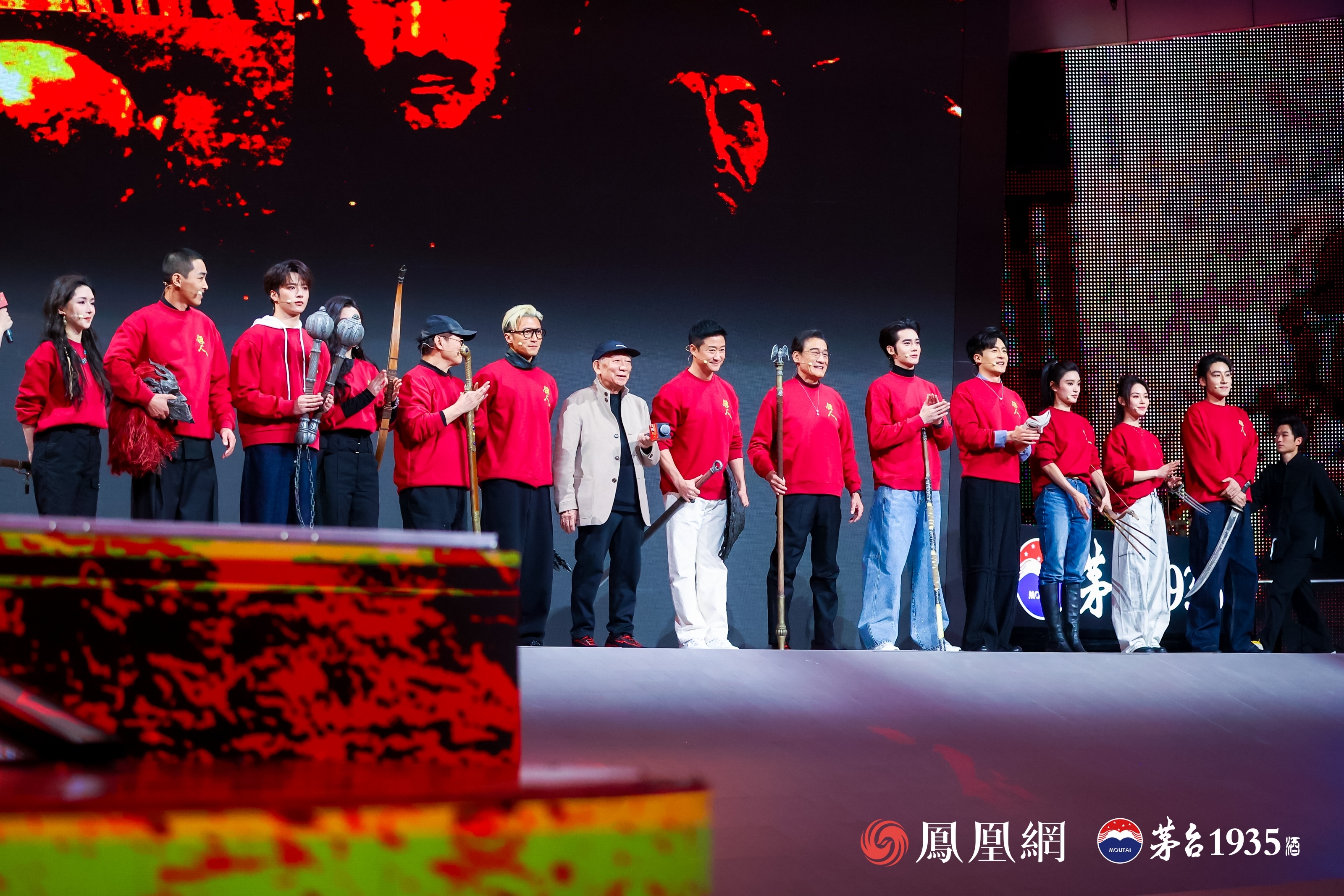 《镖人》剧组主创集体亮相，新春氛围拉满。