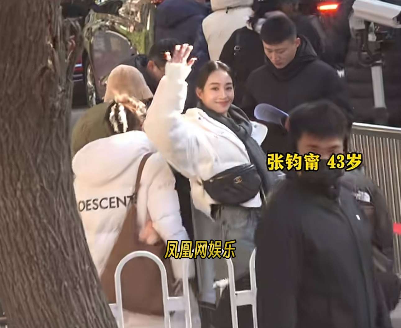 张钧甯现身2026央视春晚第三次联排,热情大方像大家打招呼!