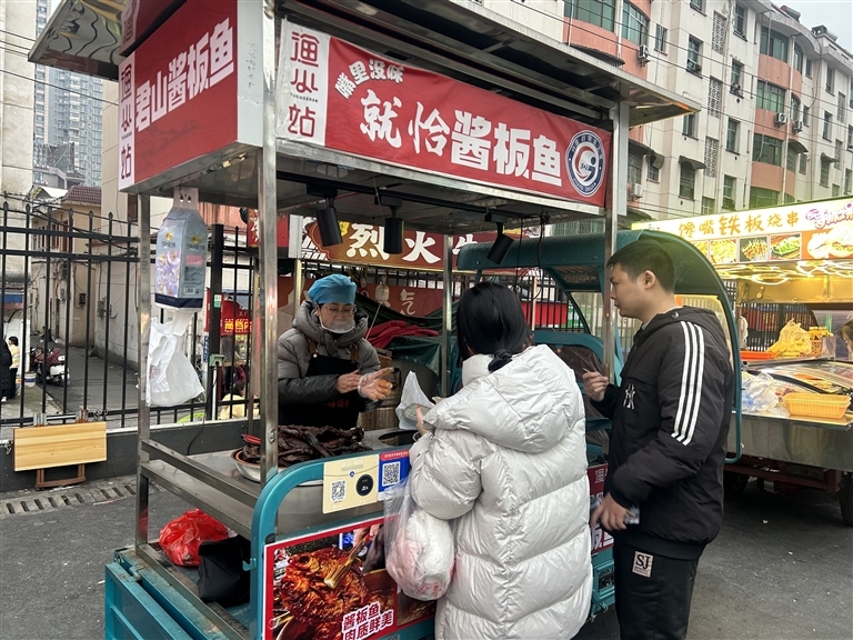 李仙琳戴着手套为食客服务