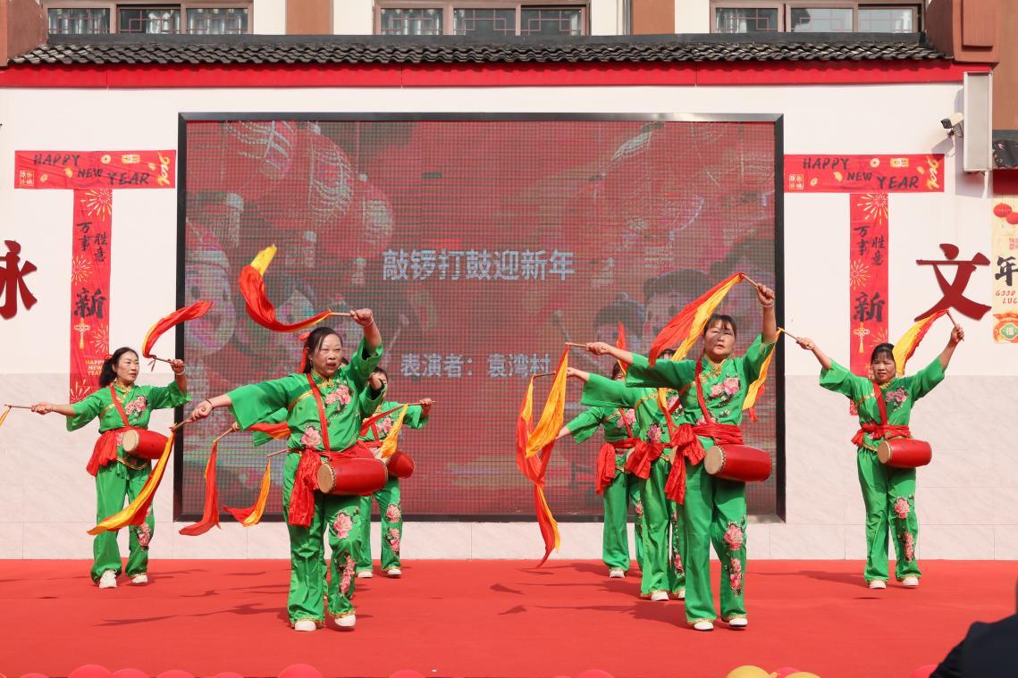 四川袁湾村表演 腰鼓《敲锣打鼓迎新年》点燃全场 顾佳晨 摄