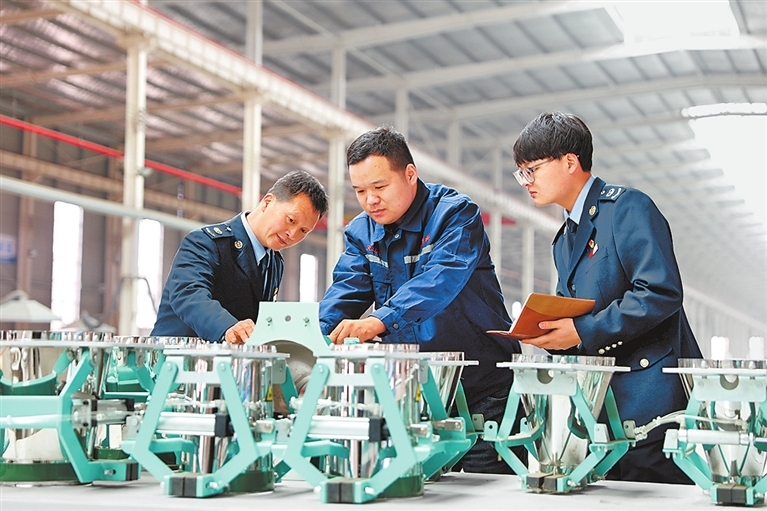 税务部门实地查看节水设施运行情况。受访者供图