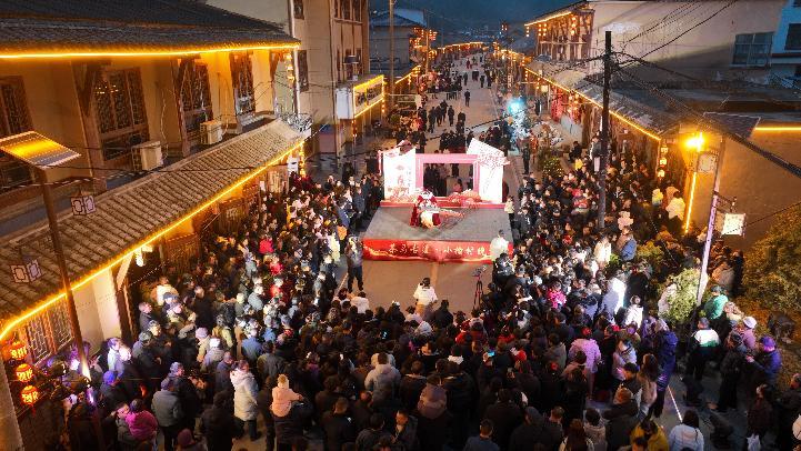 年俗活动吸引众多村民前来观看