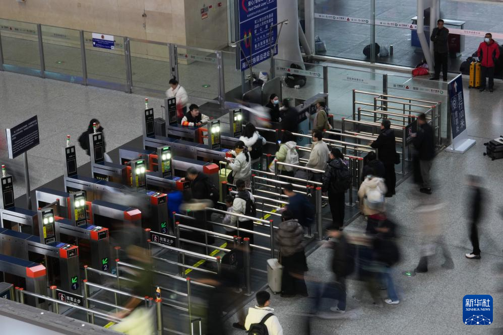 2月9日，旅客在长沙南站进站。新华社记者 陈振海 摄