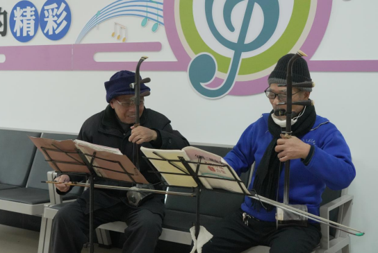 白杨镇武铜社区“一老一小”幸福院，居民正在参加活动