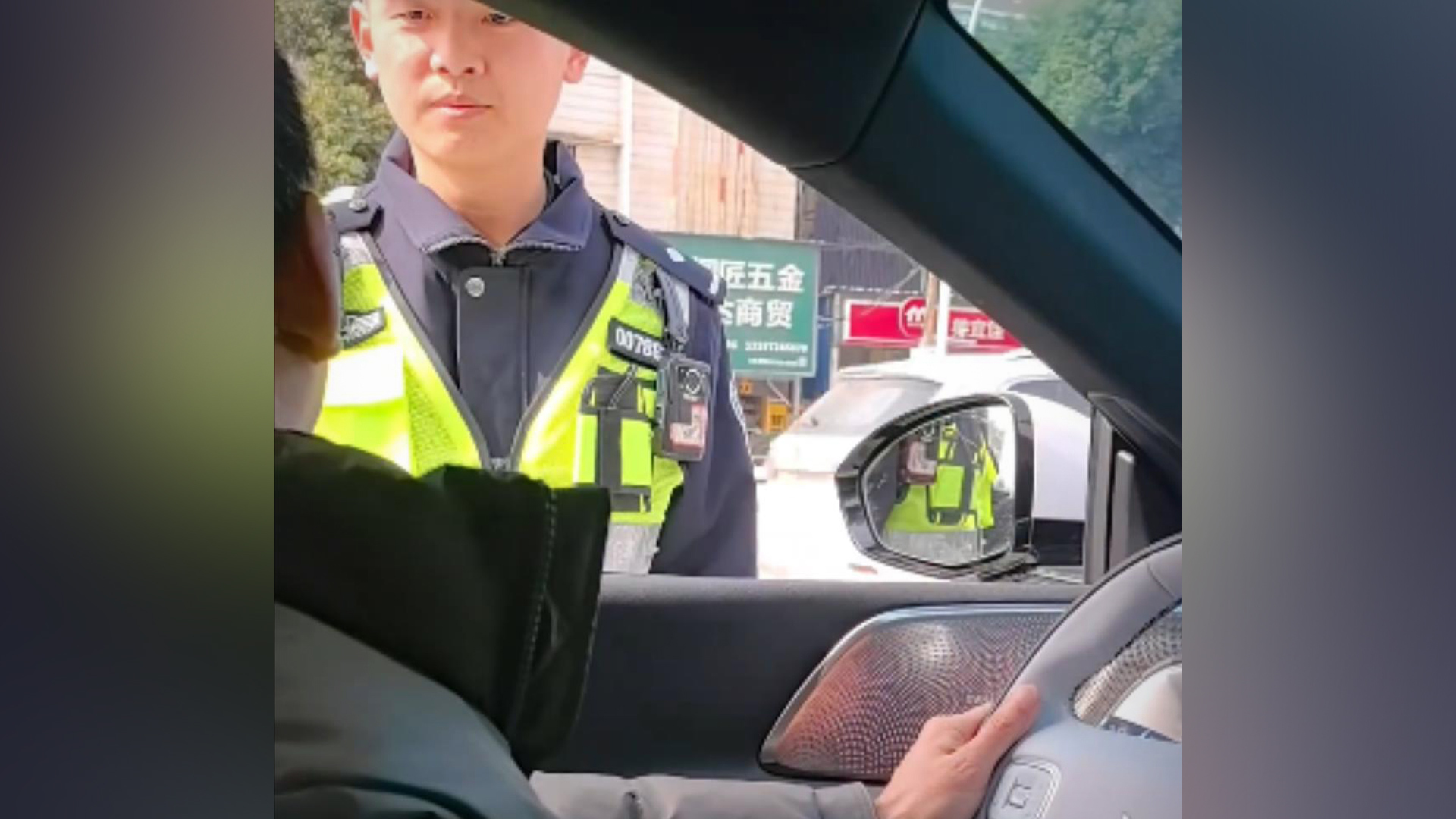 查酒驾现场意外“见家长”，执勤交警一秒“娇羞”脸红