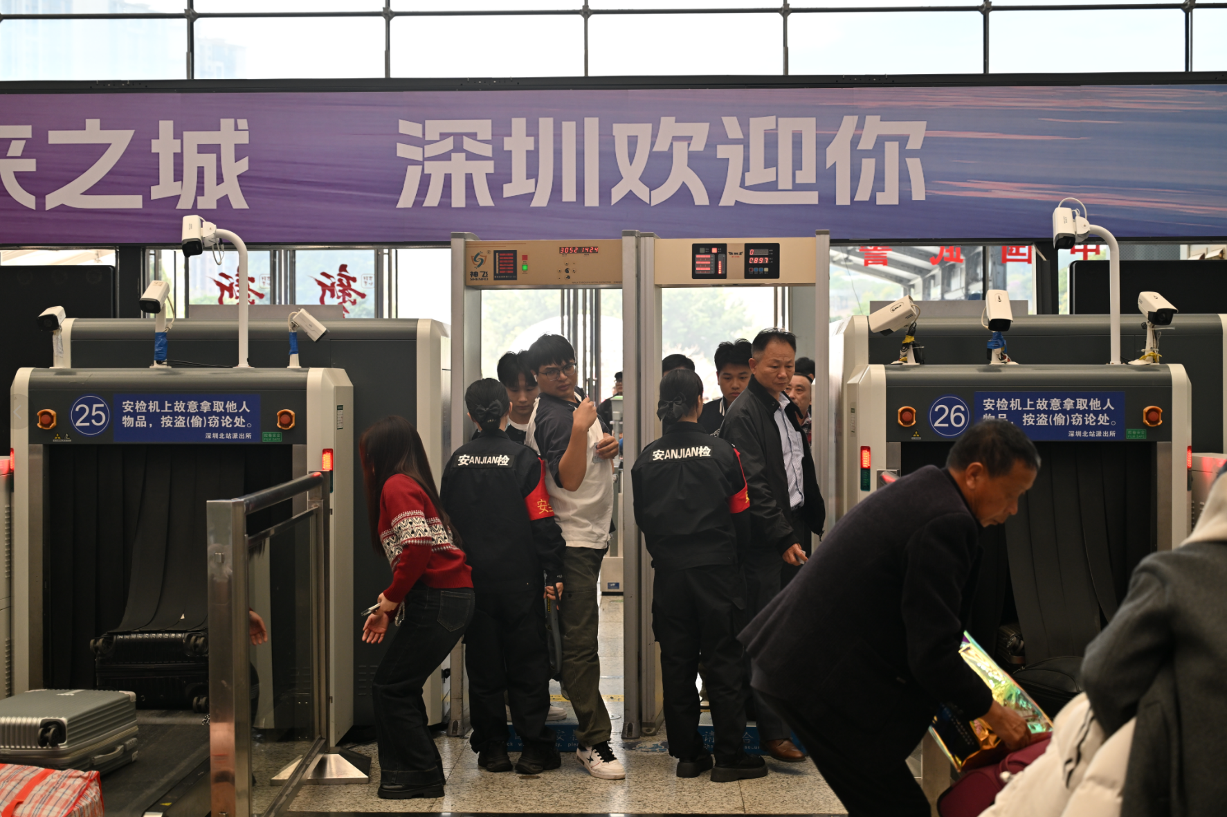 节前春运过半 深圳铁路到发旅客超410万人次