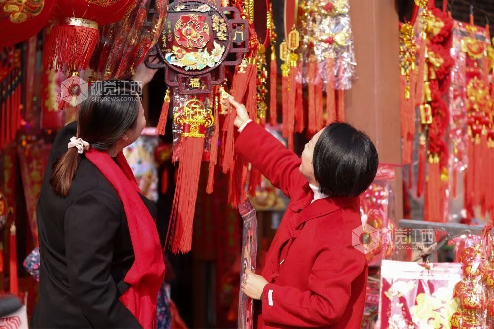 资料图,随着南方小年的到来,江西省吉安市水沟前集市里人头攒动,年味十足。张龙 摄