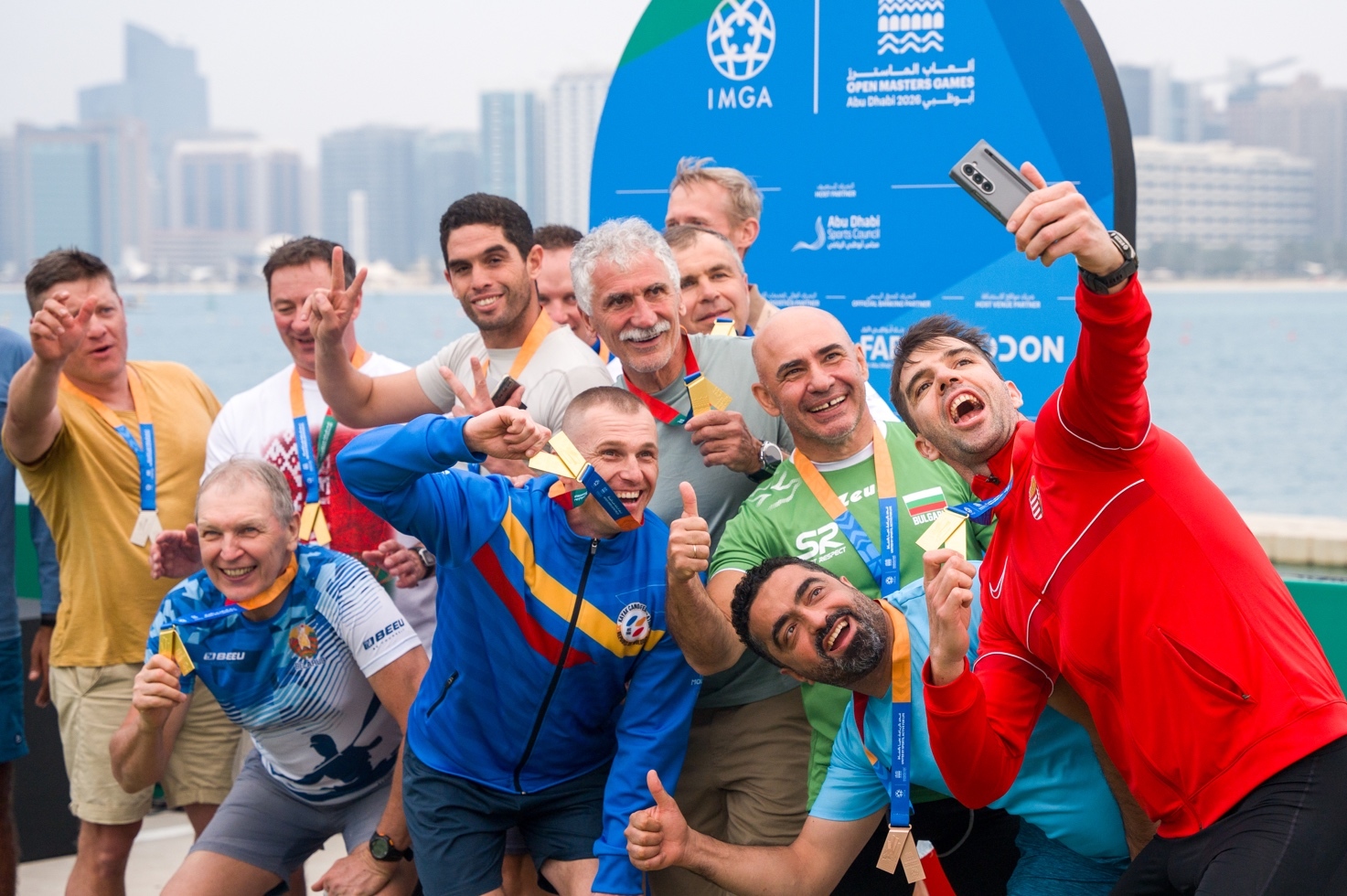 当地时间2月7日,皮划艇比赛奖牌颁发仪式。